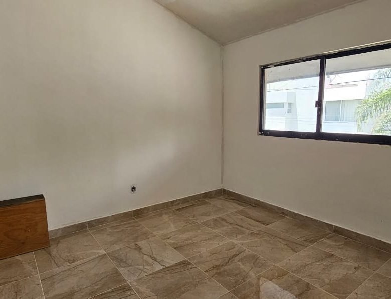 Habitación vacía con luz natural
