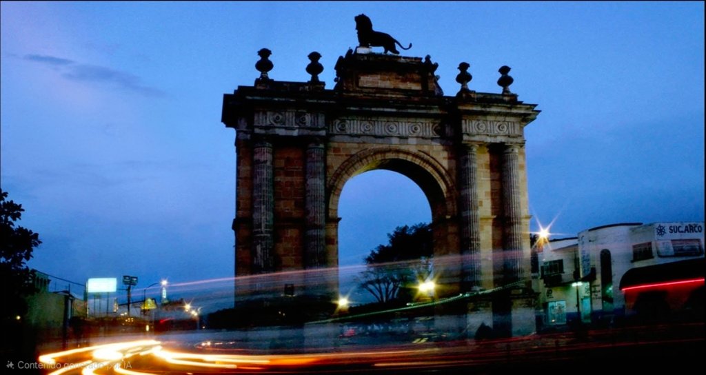 paisaje urbano con el arco de la calzada y león al atardecer en el centro de león guanajuato.