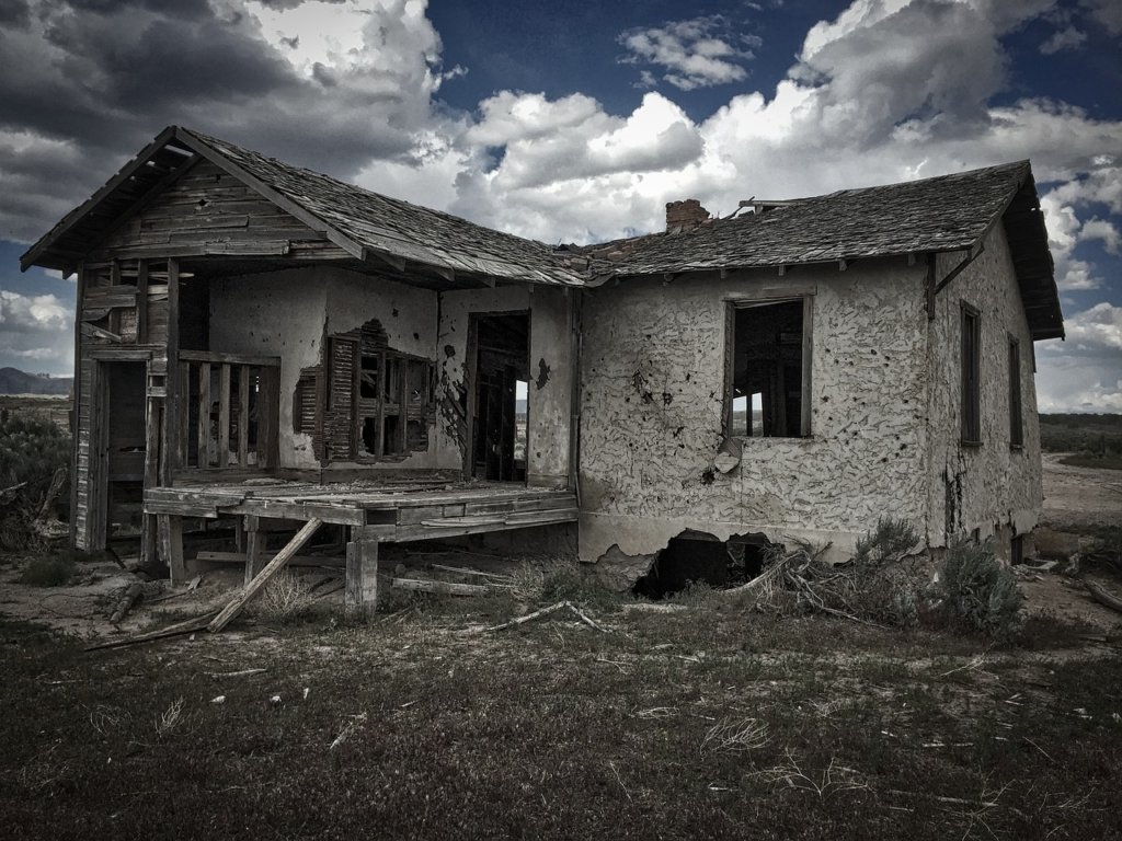 Los Riesgos De Las Lonas En Propiedades En Venta O Renta 4 abandoned house 2263131 1280