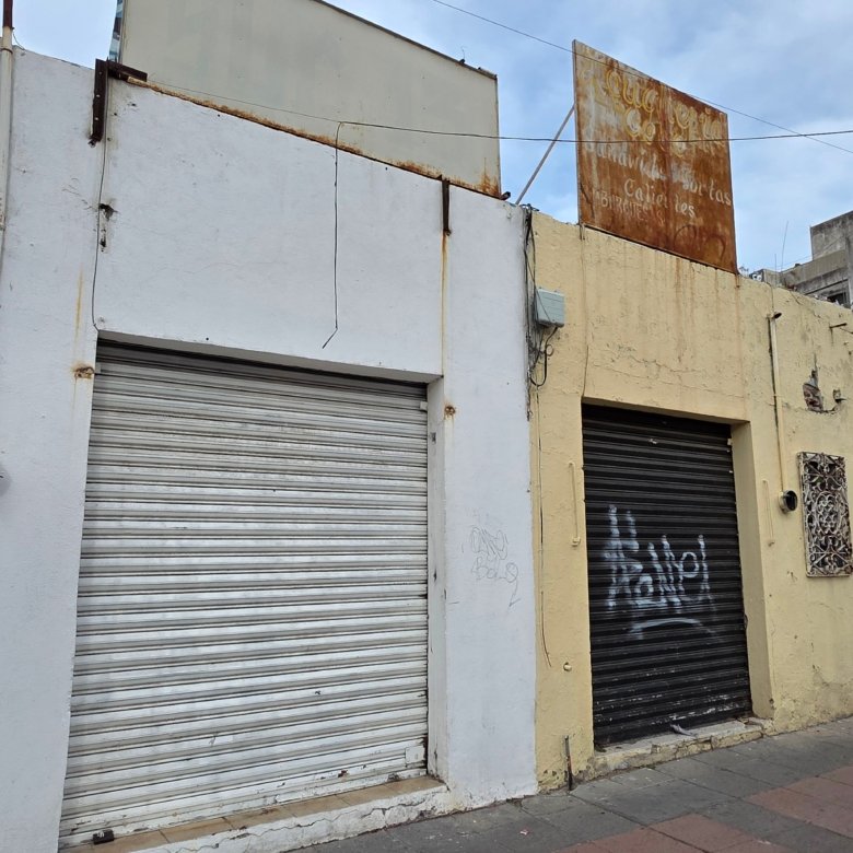 Local en Venta en Zona Peatonal de León, Guanajuato" "Oportunidad de Negocio en López Mateos, Zona Centro" Locales en venta en León, Guanajuato Zona centro de León López Mateos en León Centro Médico en León Zona peatonal en León Inversión en locales comerciales Negocios en venta en León Venta de celulares en León Centro de copiado en León Tapicerías en León Beneficios de la zona: Alta visibilidad y acceso peatonal Zona comercialmente activa Cerca de hospitales y centros comerciales Excelente oportunidad para invertir