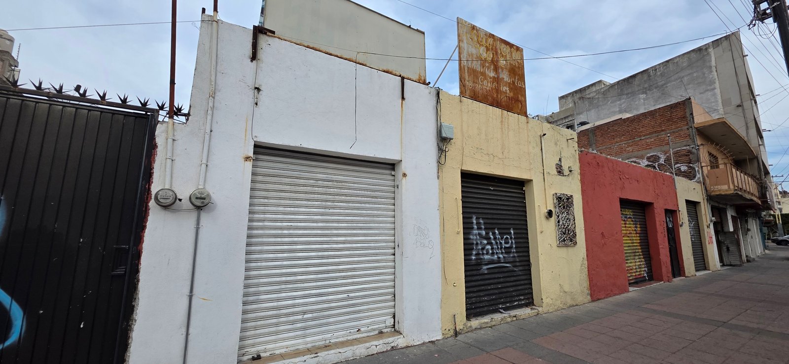 Local en Venta en Zona Peatonal de León, Guanajuato" "Oportunidad de Negocio en López Mateos, Zona Centro" Locales en venta en León, Guanajuato Zona centro de León López Mateos en León Centro Médico en León Zona peatonal en León Inversión en locales comerciales Negocios en venta en León Venta de celulares en León Centro de copiado en León Tapicerías en León Beneficios de la zona: Alta visibilidad y acceso peatonal Zona comercialmente activa Cerca de hospitales y centros comerciales Excelente oportunidad para invertir