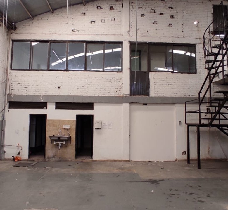 Espacio vacío con escaleras metálicas.