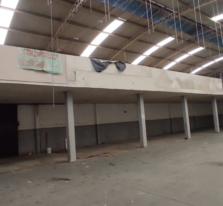Gran espacio vacío y desordenado.