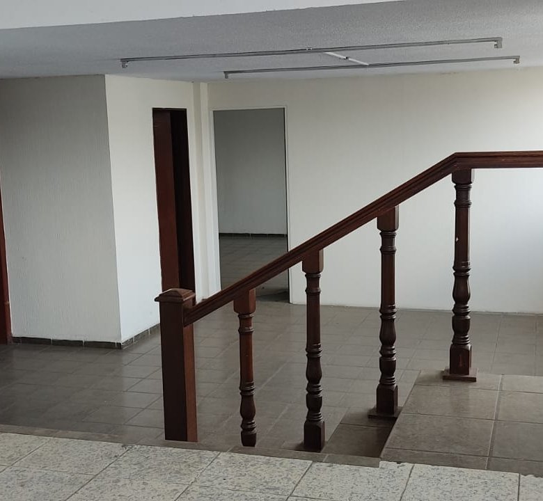 Espacio interior con escaleras y ventanas.