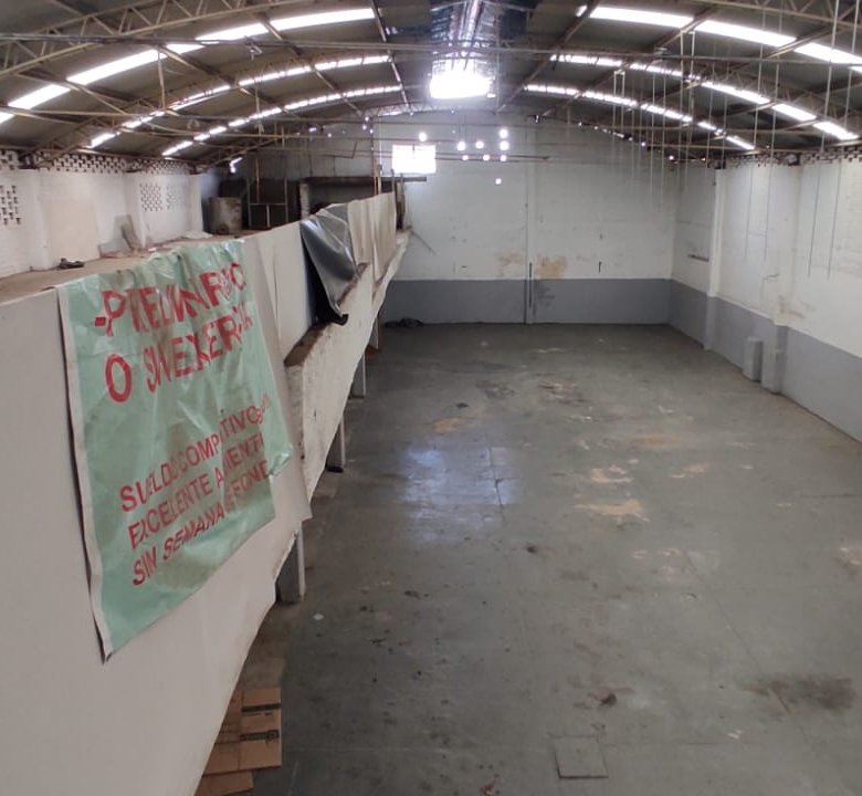 bodega Espacio vacío con paredes grises.
