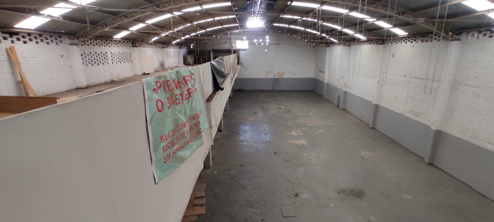 bodega Espacio vacío con paredes grises.