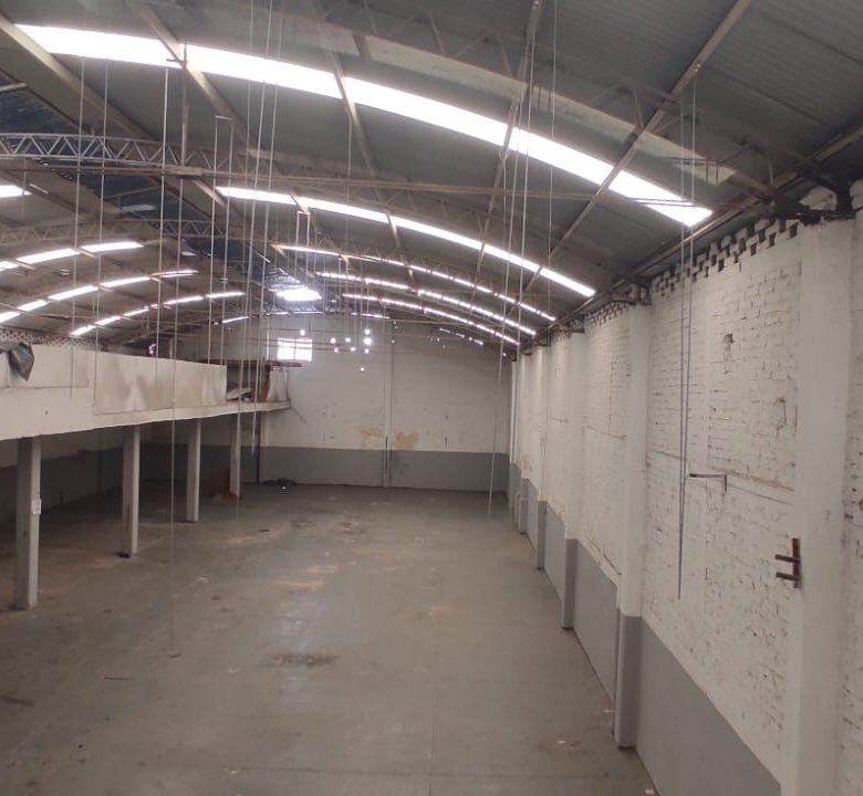 Amplio espacio interior vacío y desordenado