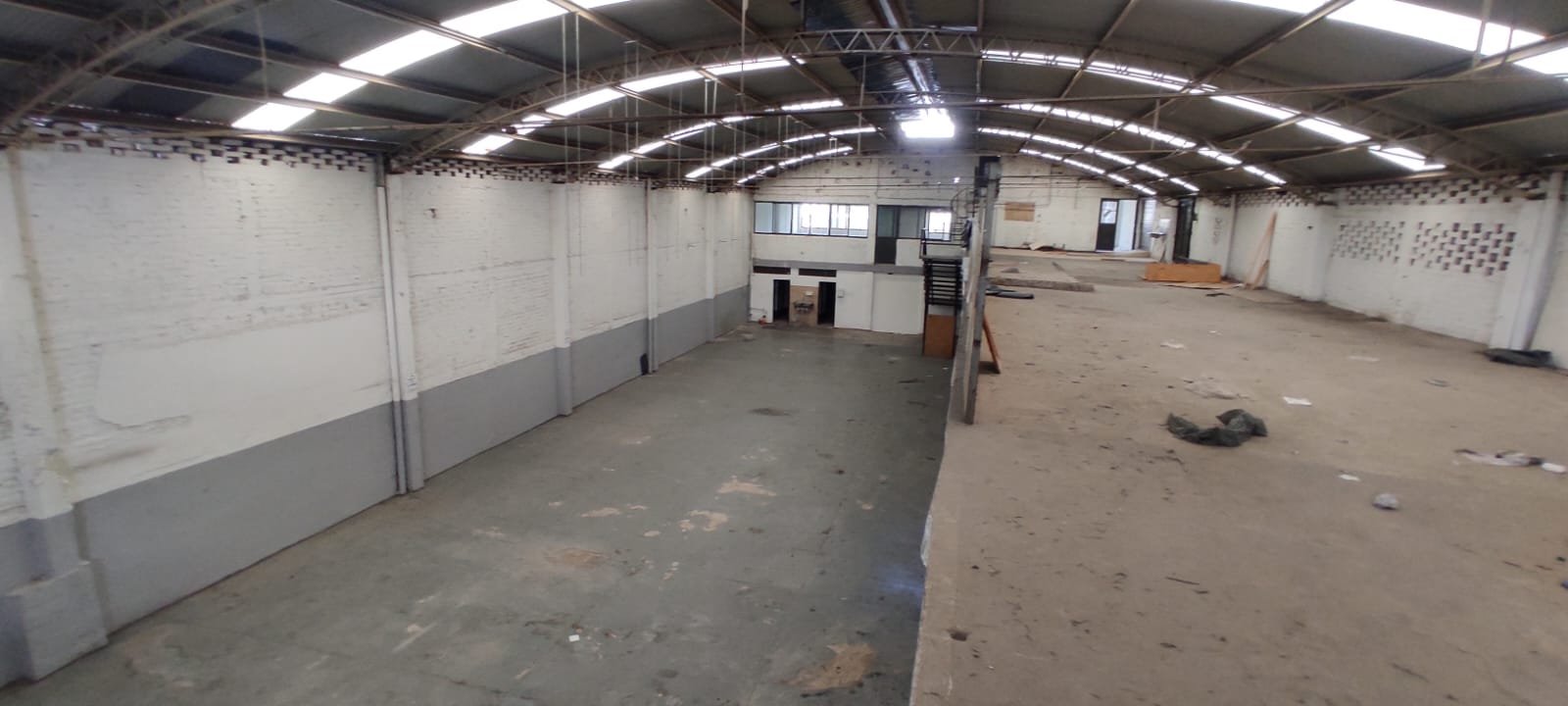 Amplio espacio industrial vacío y desordenado.