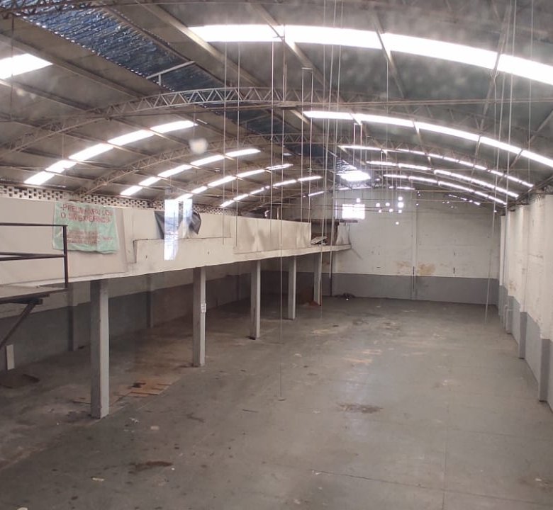 Gran espacio vacío y desordenado