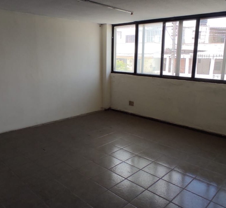 Sala vacía con ventanas grandes