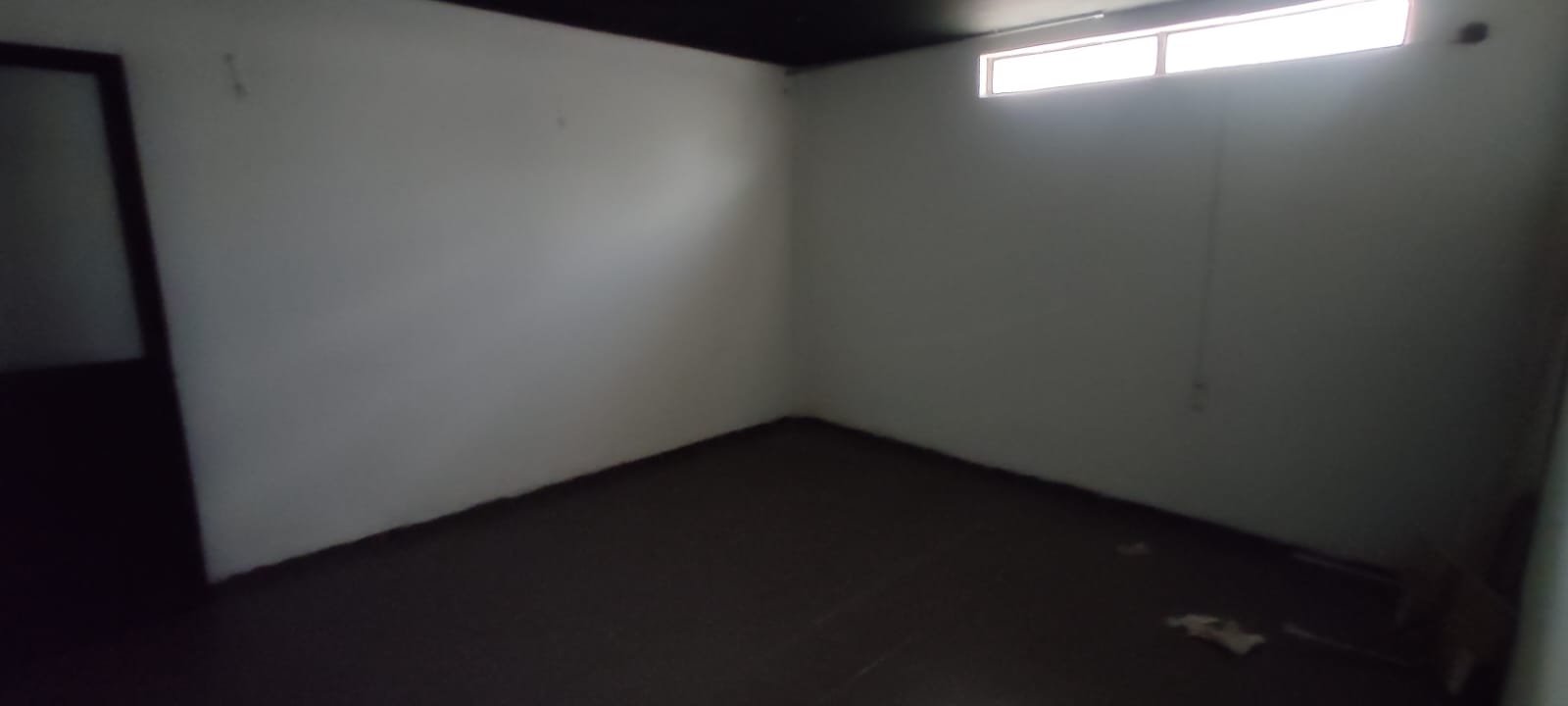 Habitación vacía con luz natural