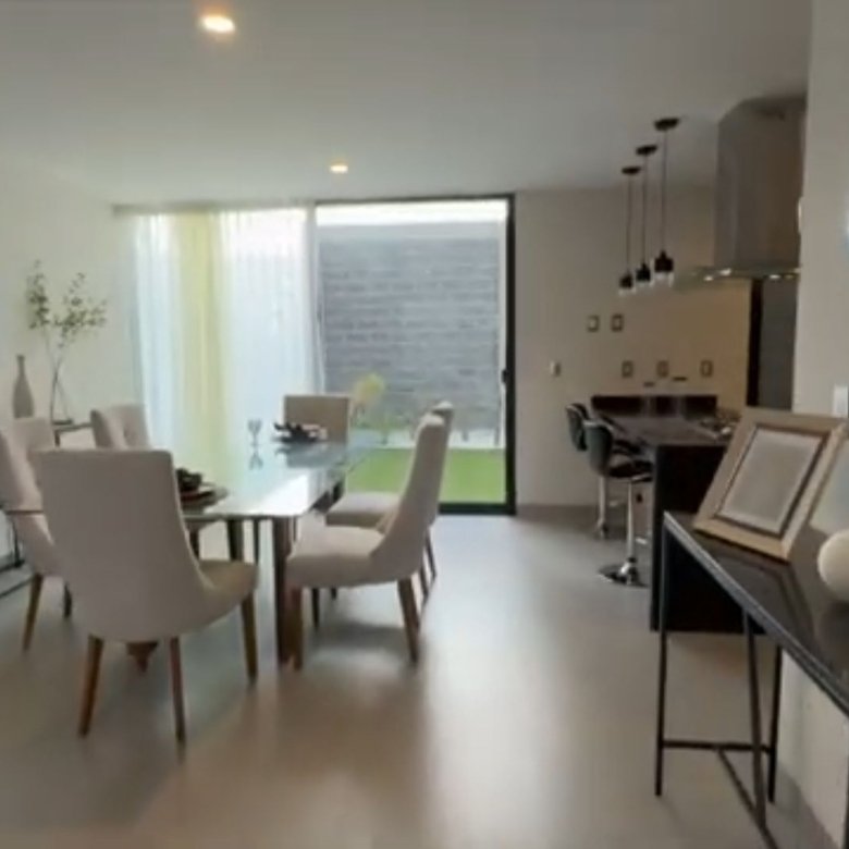 Comedor moderno con vista al jardín.