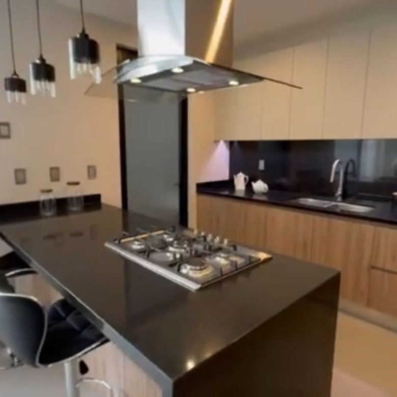 Cocina moderna con isla y electrodomésticos.