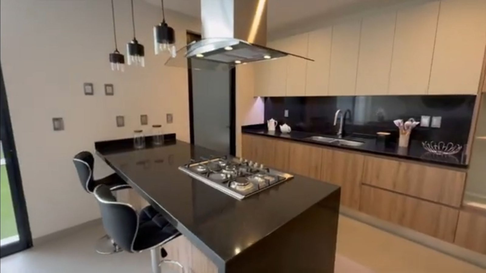 Cocina moderna con isla y electrodomésticos.