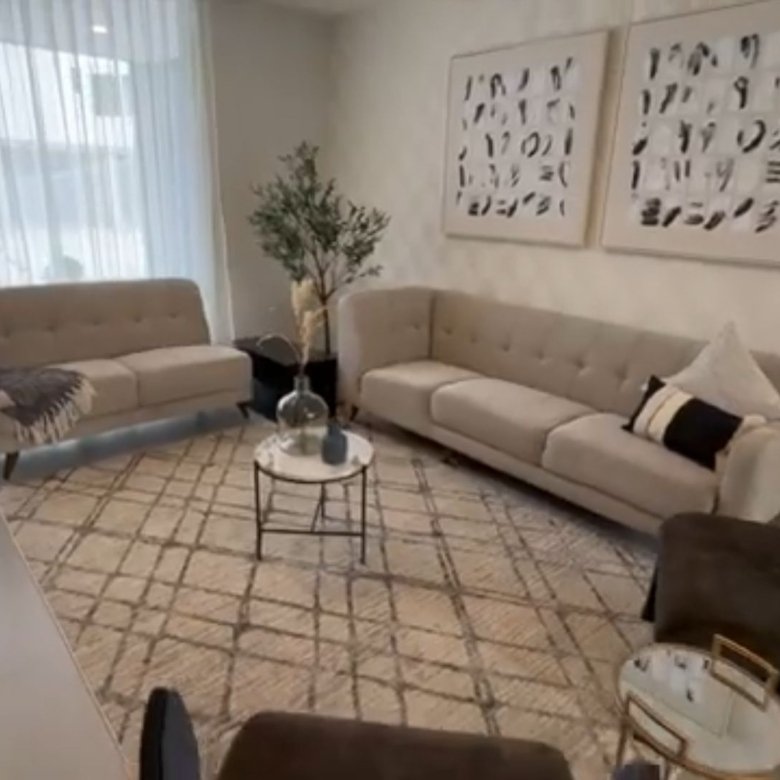 Sala moderna con muebles elegantes.