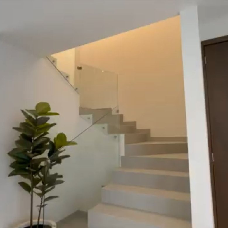 Escalera moderna con planta decorativa.