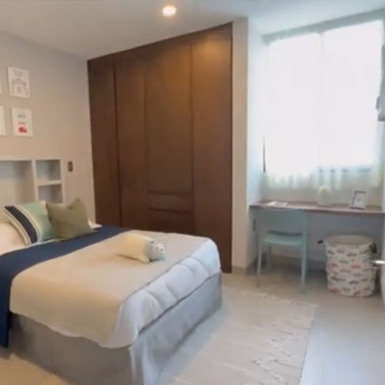 Habitación moderna con cama y escritorio.