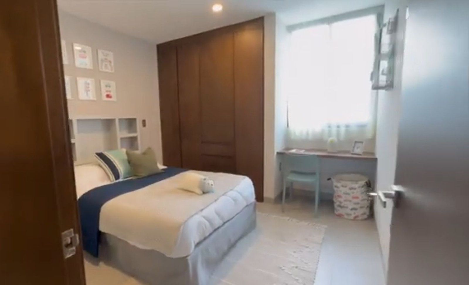 Habitación moderna con cama y escritorio.