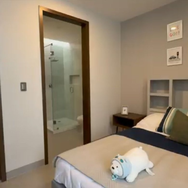 Habitación moderna con baño y decoración.