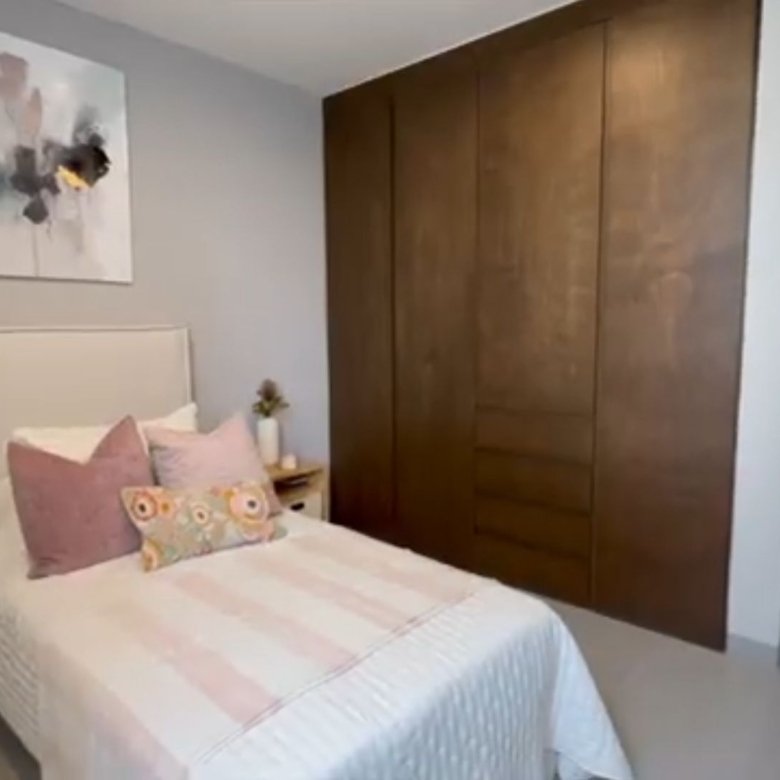 Habitación moderna con cama y decoración.