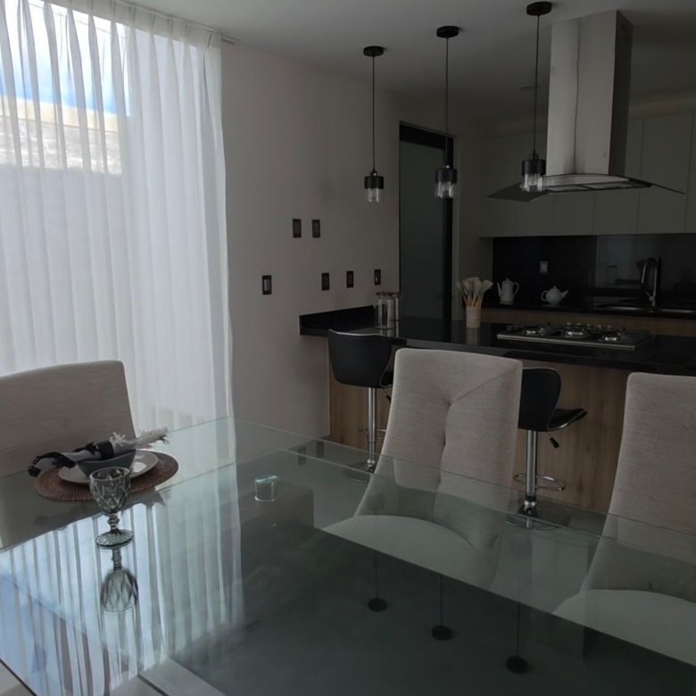 Cocina moderna con mesa de comedor.
