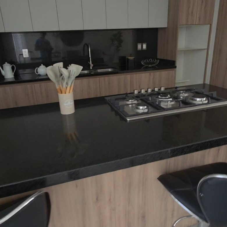 Sala moderna con muebles elegantes.