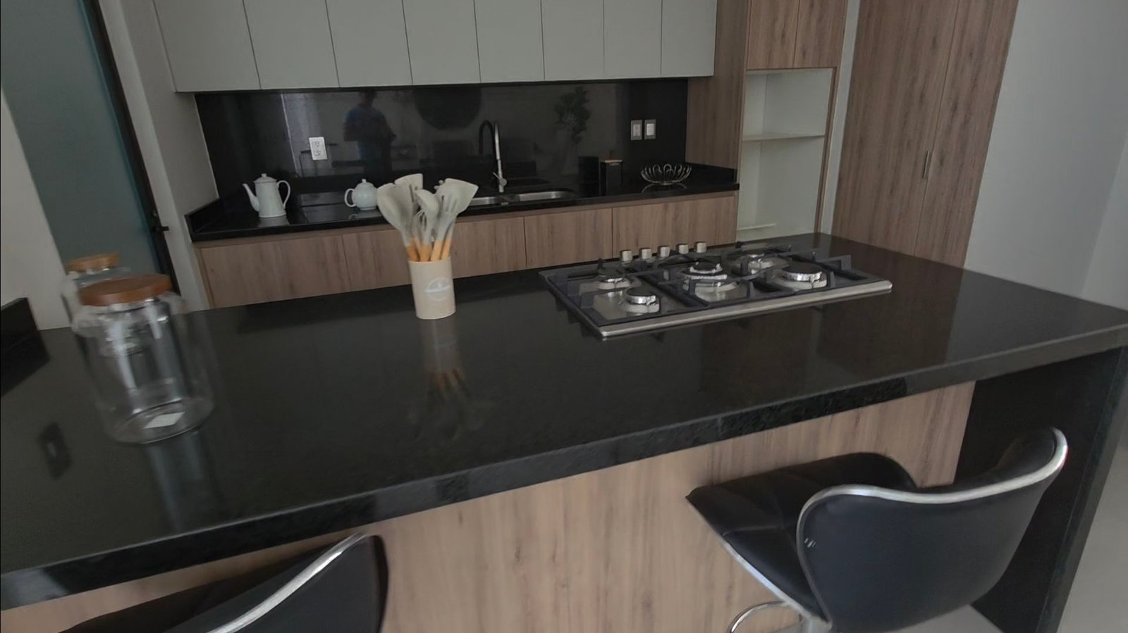 Sala moderna con muebles elegantes.