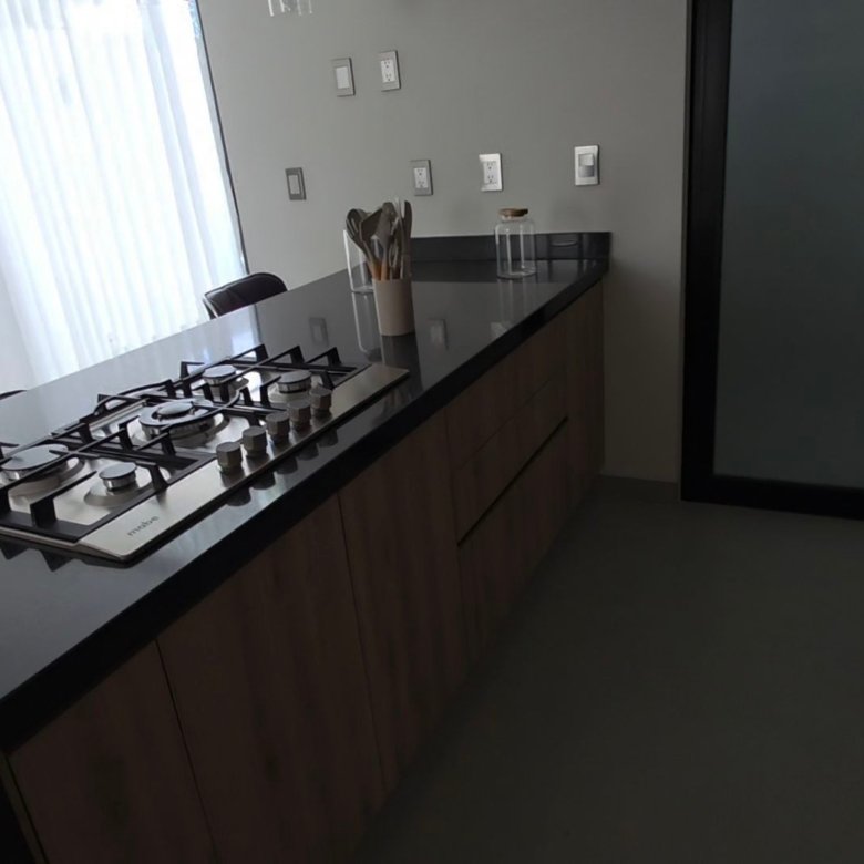 Cocina moderna con isla y estufa.
