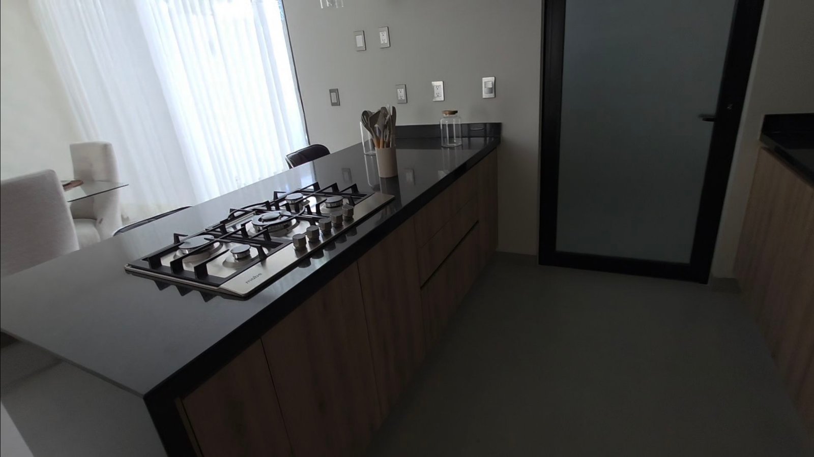 Cocina moderna con isla y estufa.