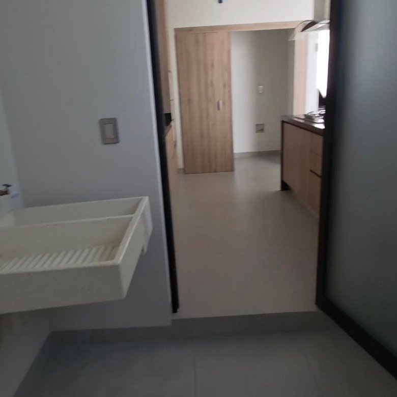 Pasillo con lavabo y puerta abierta