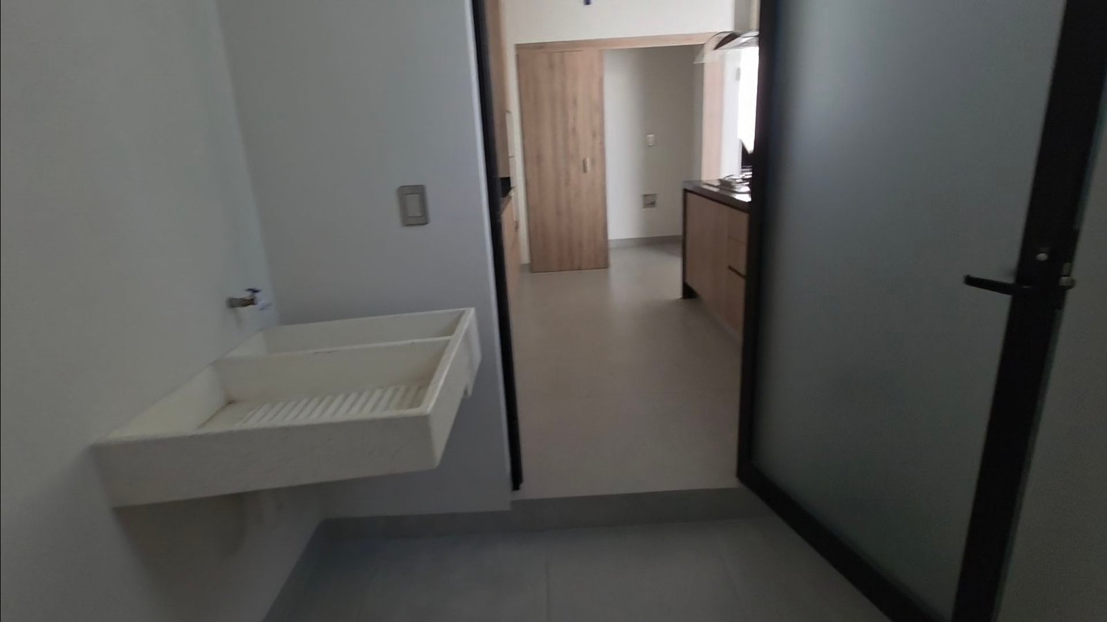 Pasillo con lavabo y puerta abierta