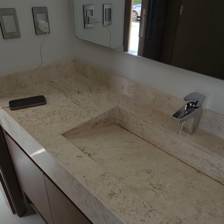 Baño moderno con lavabo elegante.