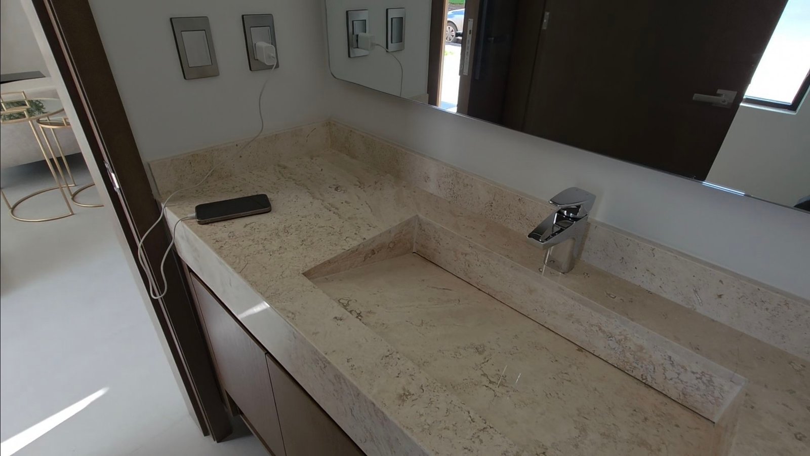 Baño moderno con lavabo elegante.