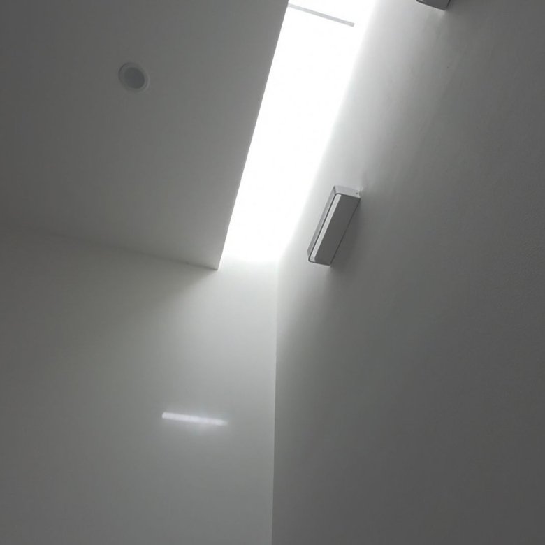Luz brillante en un techo blanco.
