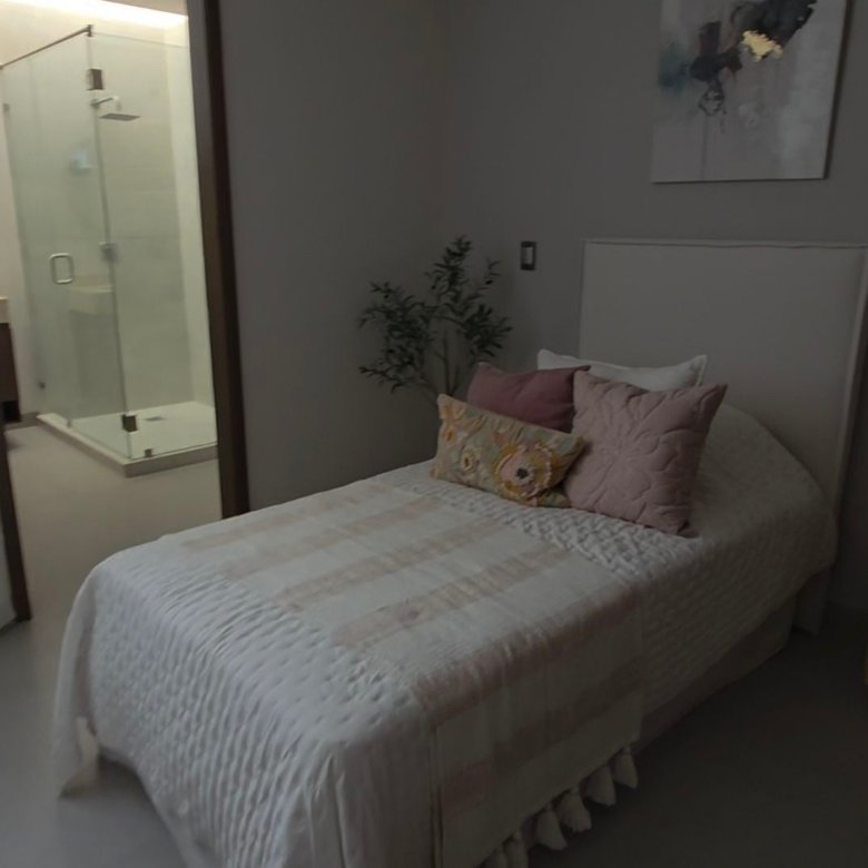 Habitación moderna con baño privado.