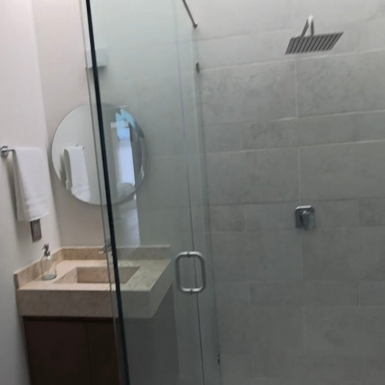 Baño moderno con ducha de vidrio