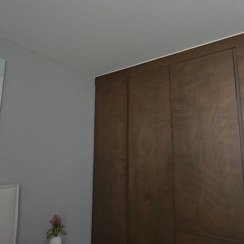 Habitación moderna con arte y armario.