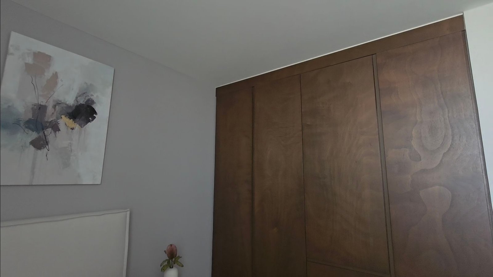 Habitación moderna con arte y armario.