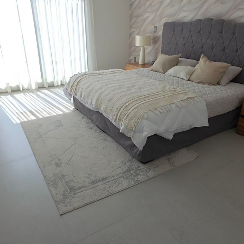 Habitación moderna con cama y luz