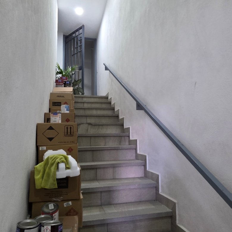 Escalera acceso al mezzanine y al departamento del local.