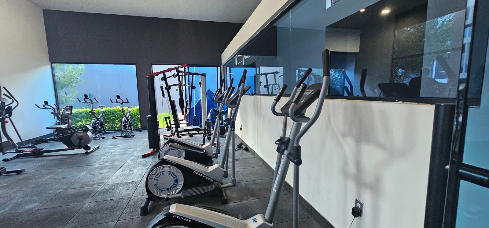 Gimnasio con máquinas de ejercicio en Residencial Rubí, ideal para entrenamiento físico.