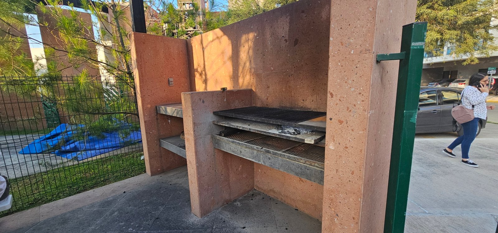 Parrilla de cemento en espacio público del residencial Rubí en León Guanajuato.
