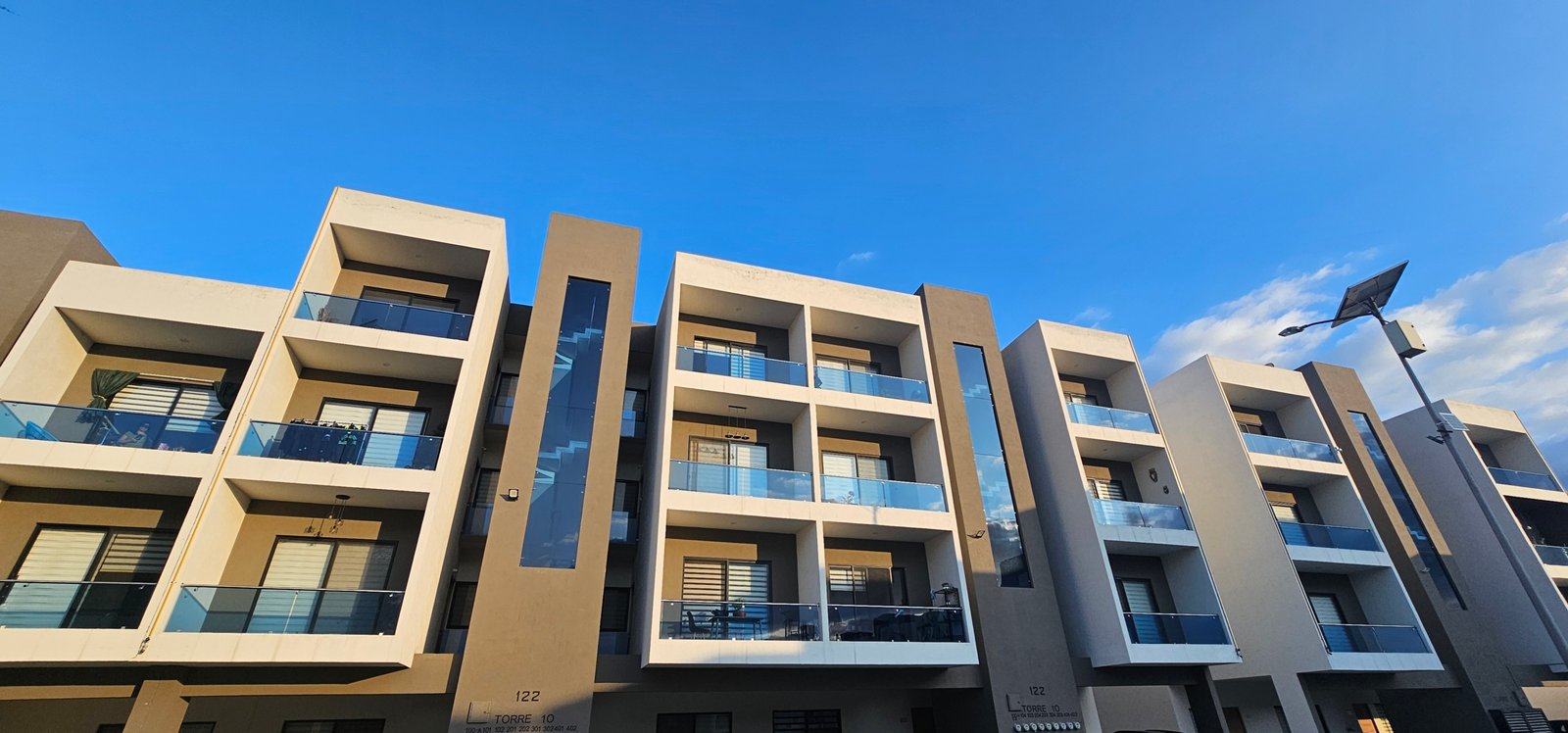 Edificio moderno con balcones amplios en Residencial Rubí, León Guanajuato.