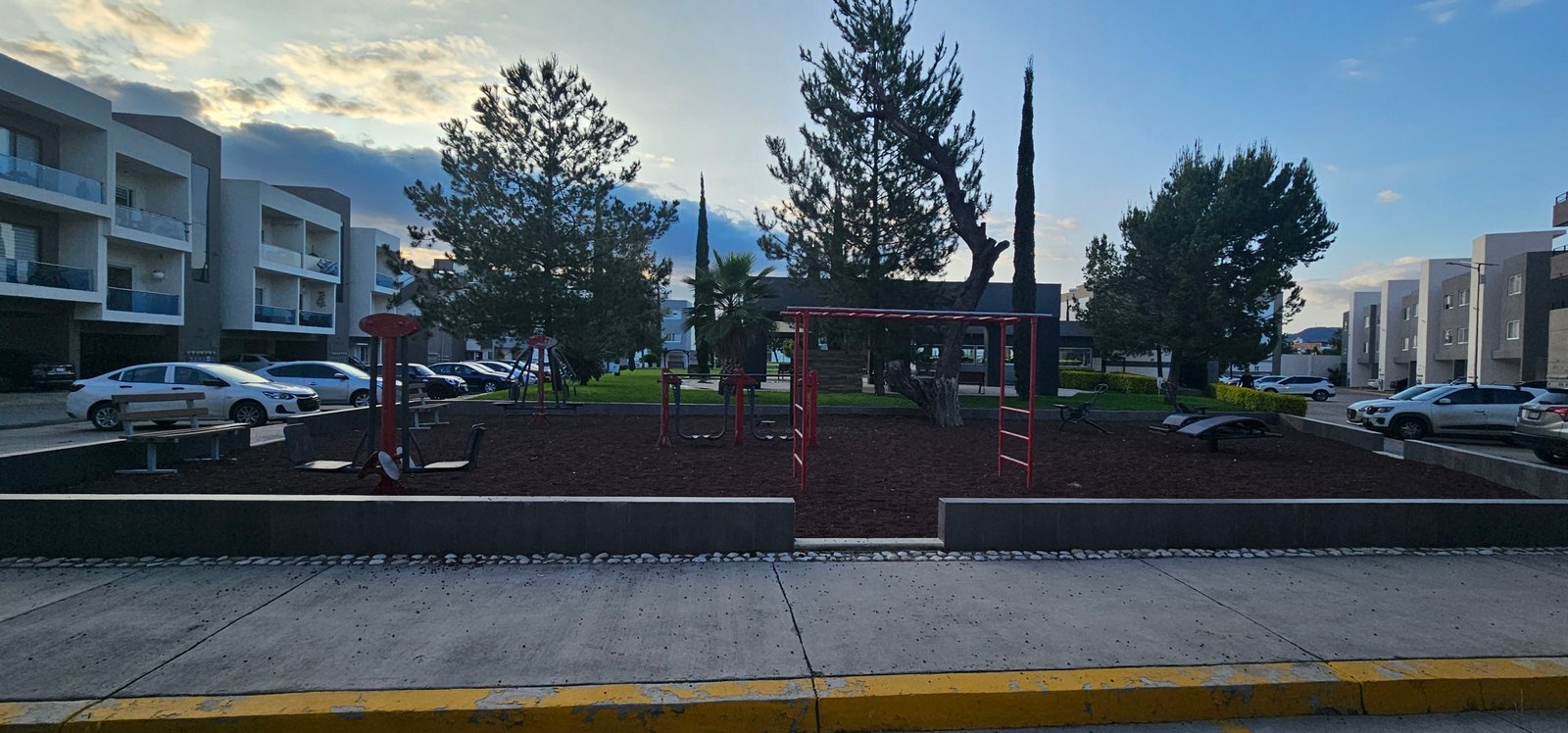 Parque al aire libre con equipo de ejercicio en Residencial Rubí, León Gto.
