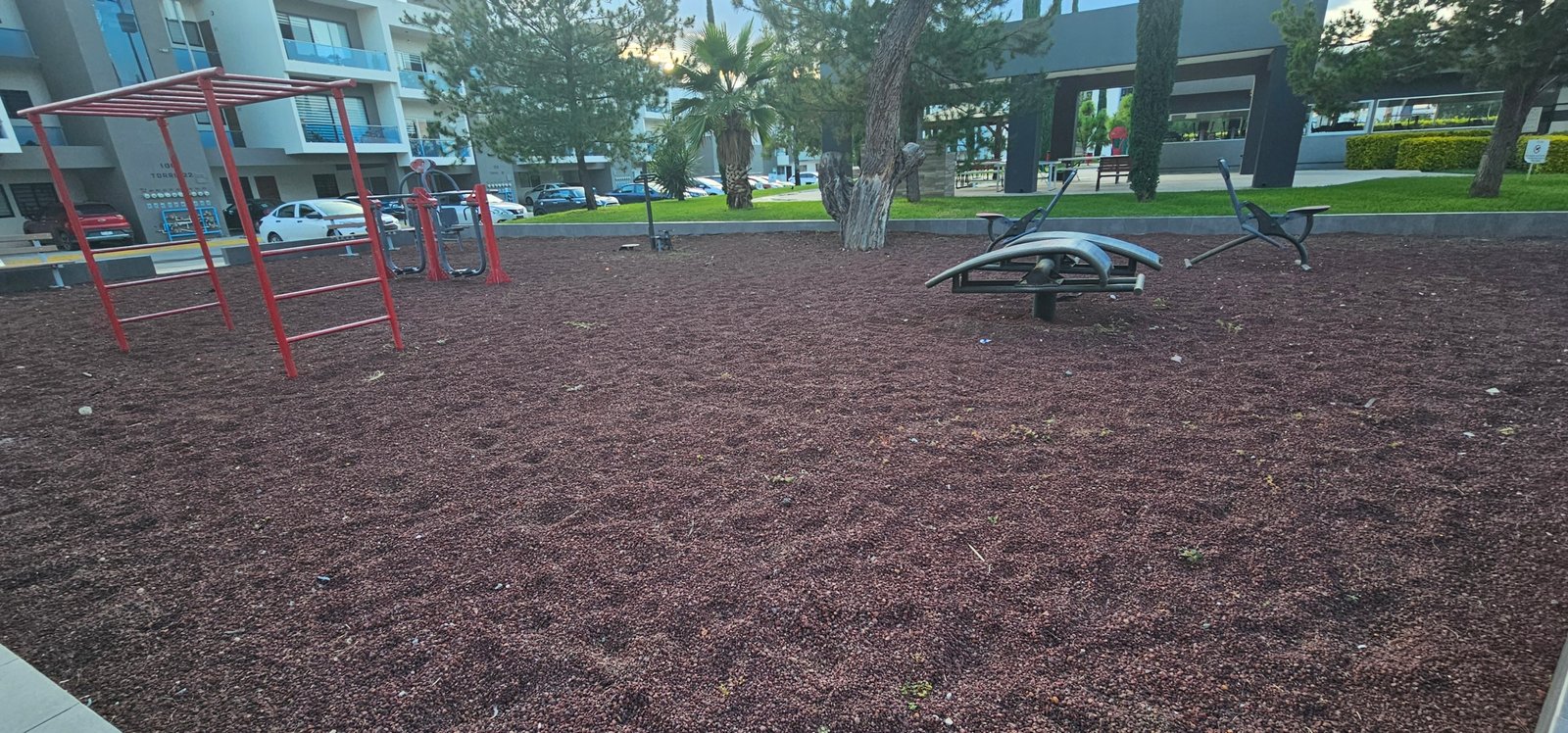 Parque con áreas de ejercicio al aire libre en Residencial Rubí, León Gto.
