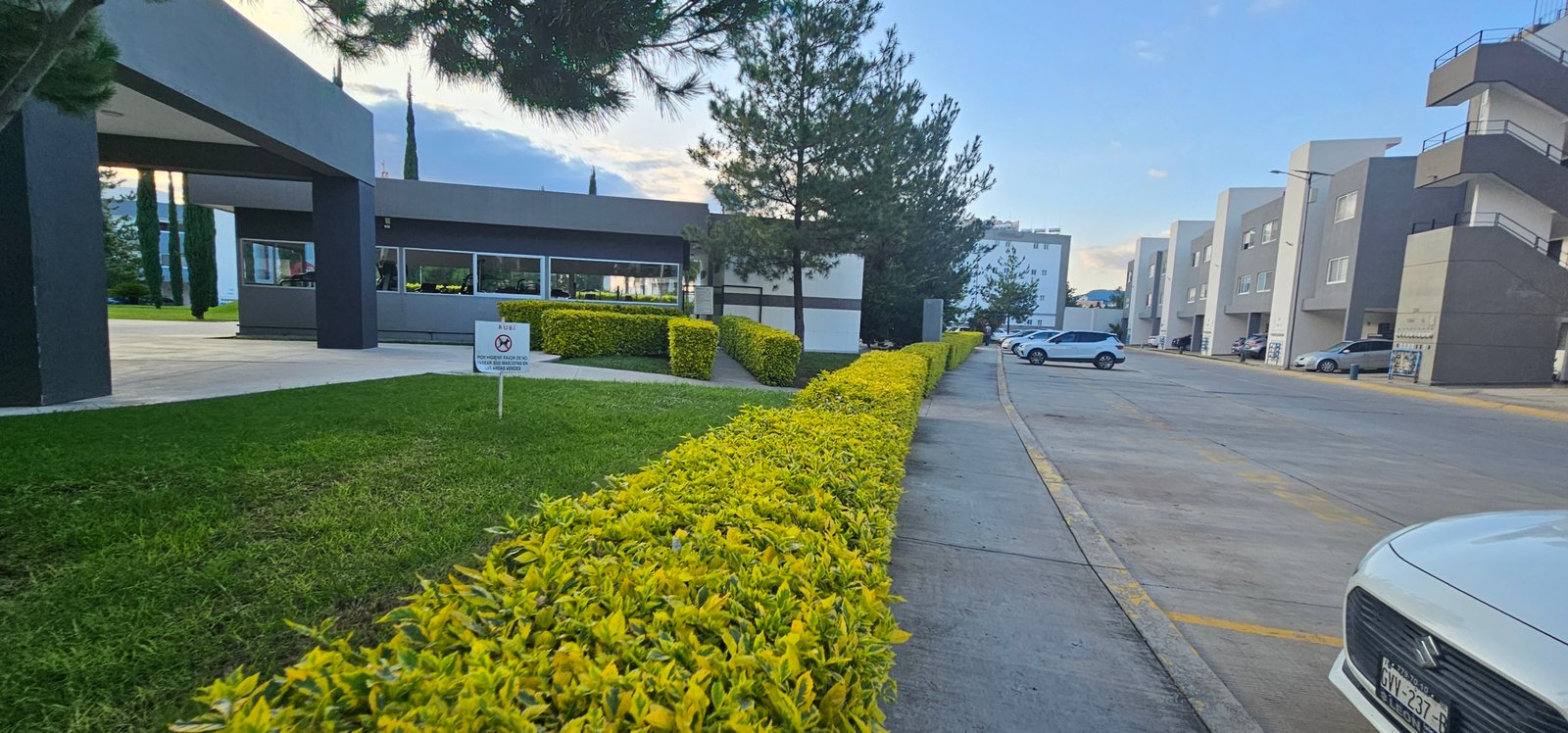 Entrada moderna y segura a complejo residencial Residencial Rubí en León, Gto.