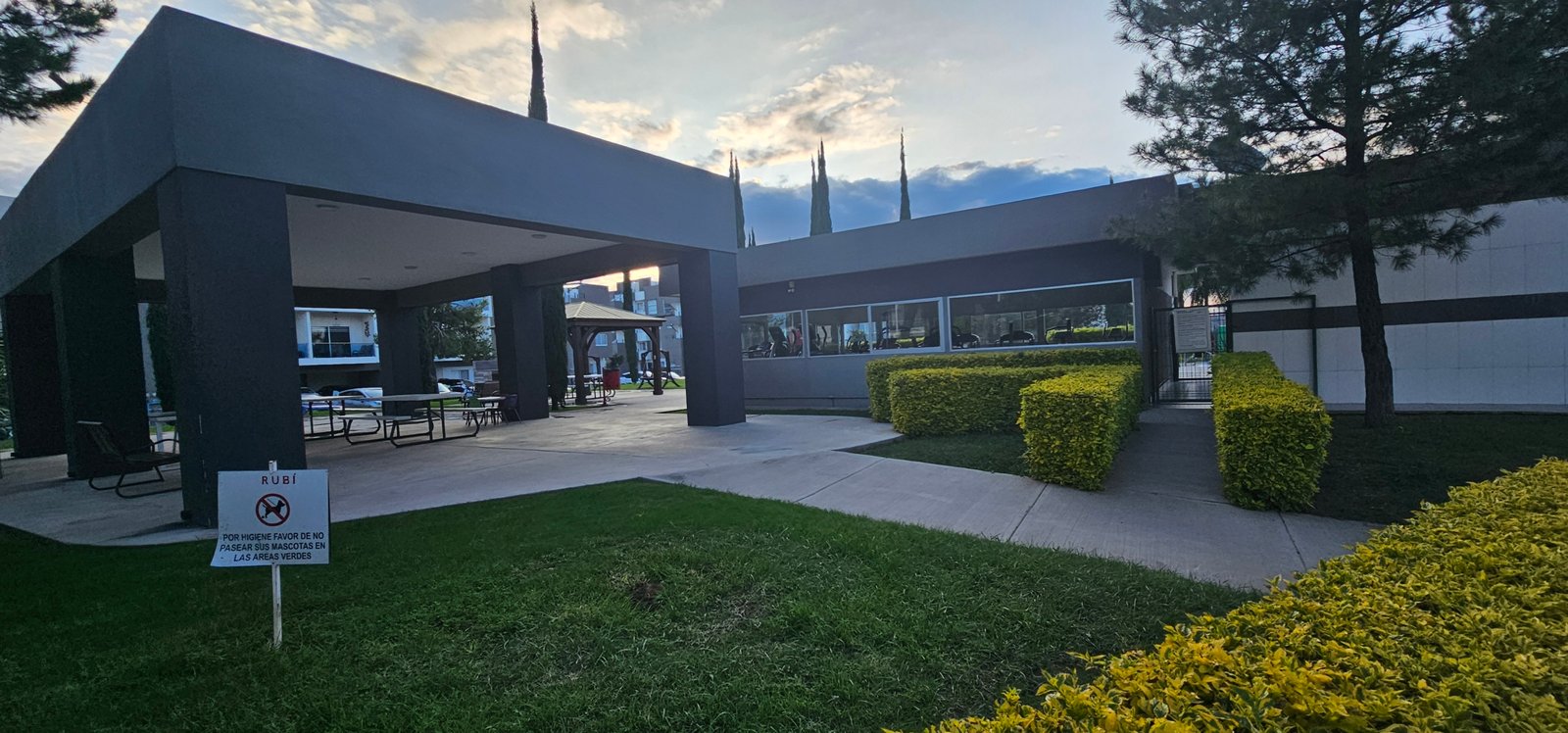 Edificio moderno con jardines y áreas verdes en Residencial Rubí, León Gto.