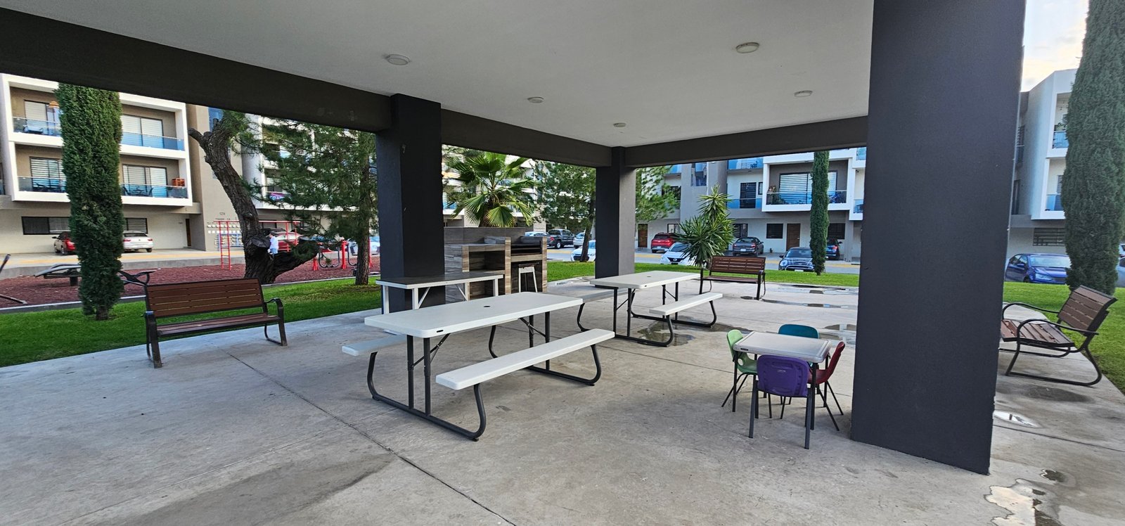 Área de picnic con mesas y sillas en Residencial Rubí, León Guanajuato