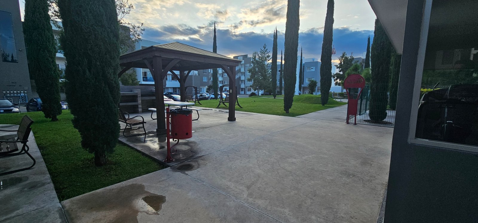 Área verde con gazebo y árboles en Residencial Rubí, León Guanajuato
