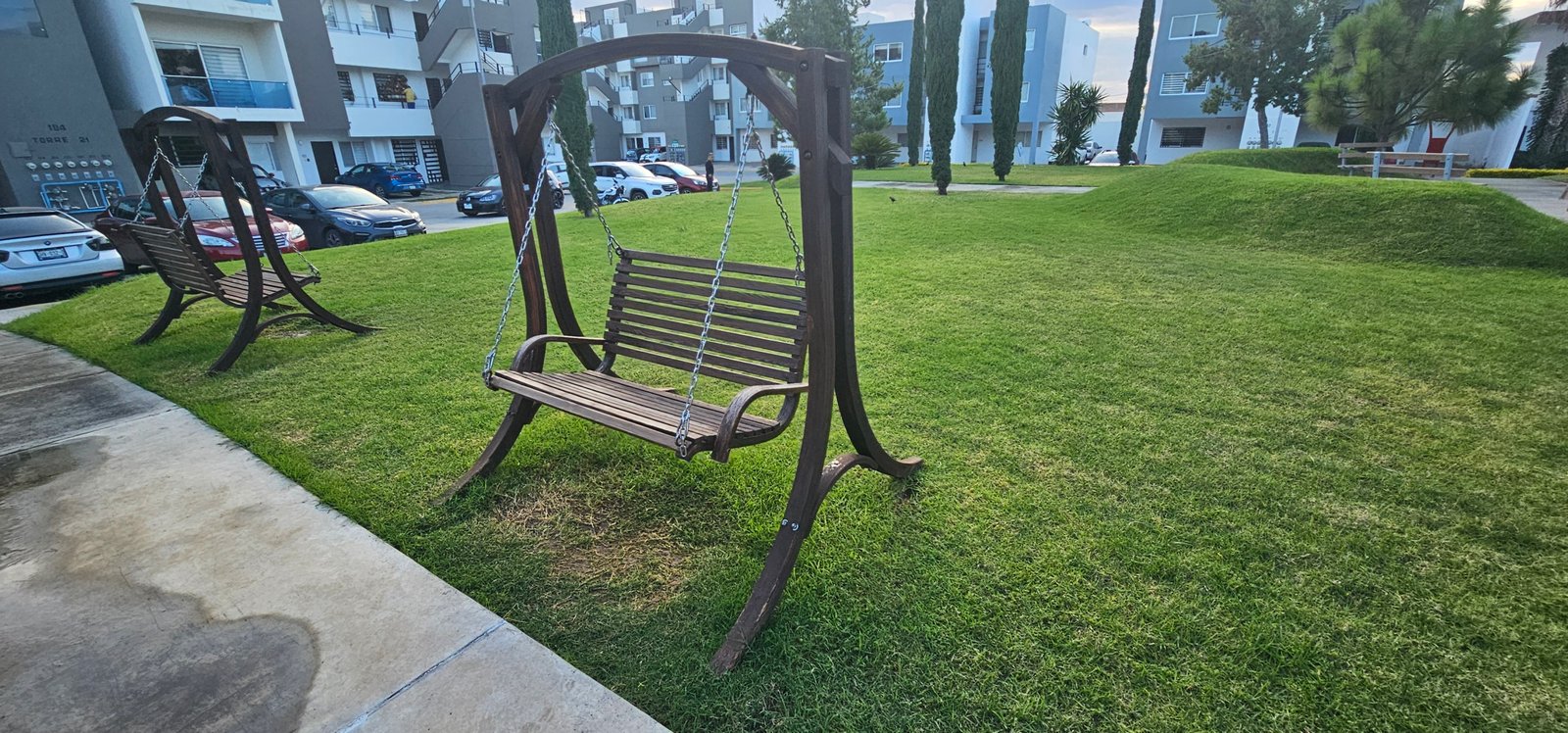 Columpio en área verde del parque de Residencial Rubí en León